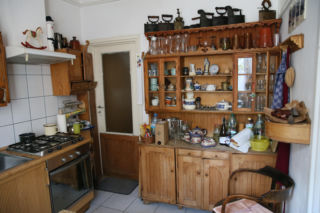 Wiemy, u kogo teraz mieszka Jarosław Kaczyński! W takich warunkach spędza czas. Mamy ZDJĘCIA!