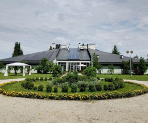 Unikalna wieś w Świętokrzyskiem. Szklany dom w Ciekotach przyciąga turystów