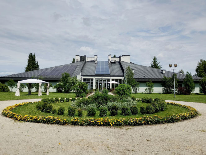Unikalna wieś w Świętokrzyskiem. Szklany dom w Ciekotach przyciąga turystów
