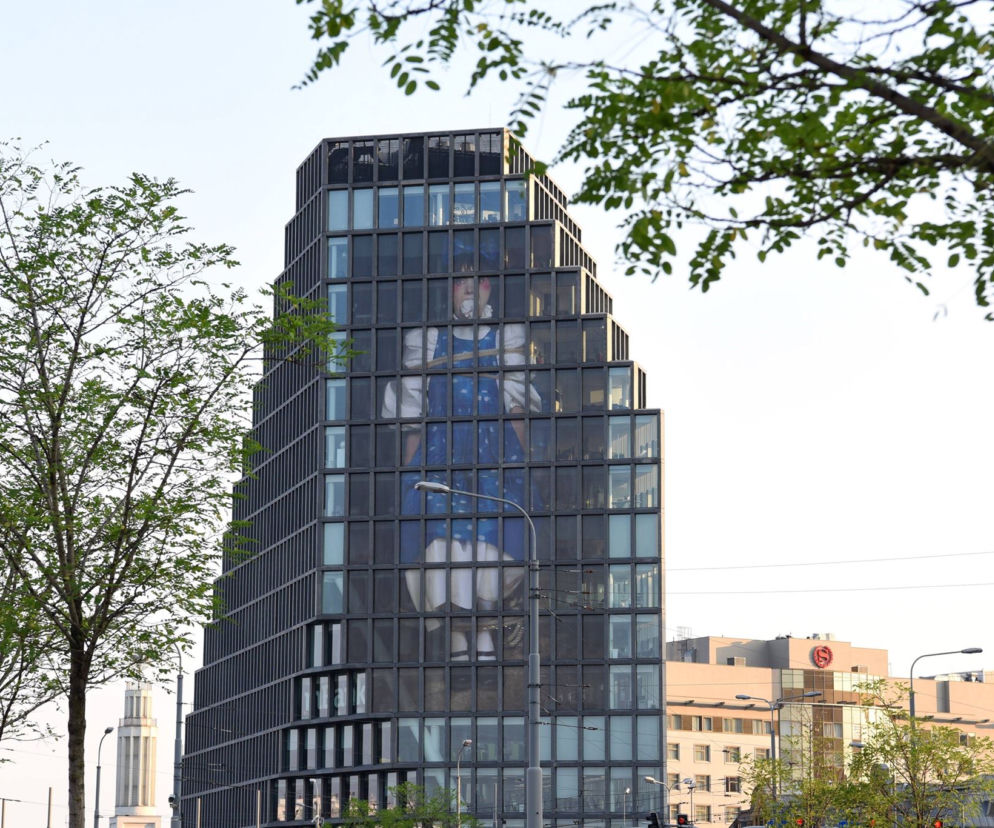 Plakat związanej i zakneblowanej kobiety wisi na Bałtyku 