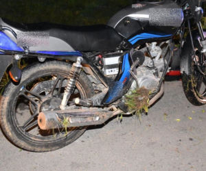 Zabawa. Pijany motorowerzysta uderzył w betonowy słup. Ma złamane kości czaszki i żebra
