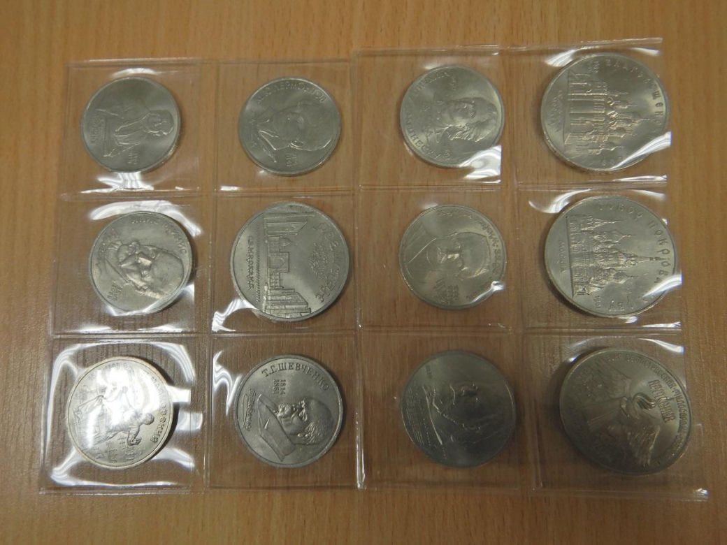Przedmioty kolekcjonerskie zatrzymane na granicy. Monety, banknoty i odznaczenia przewożone nielegalnie. 
