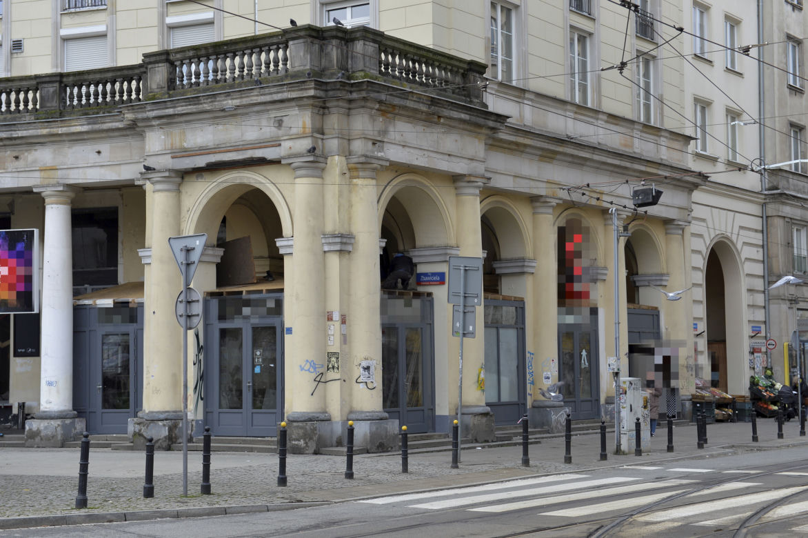 Samowola budowlana na pl. Zbawiciela. Restaurator zapłaci pół miliona kary?!