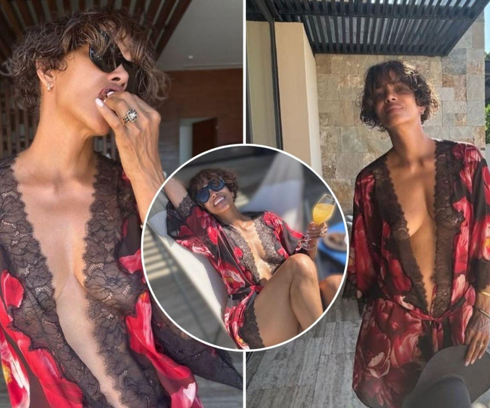 Halle Berry w ciemnym szlafroku w kwiaty z głębokim dekoltem. Na miniaturowym zdjęciu aktorka leży z napojem w dłoni. Eska