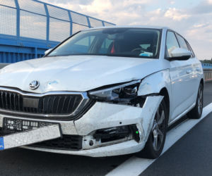 Policjanci SIŁĄ wyciągali kierowcę z KRADZIONEGO auta! Sceny jak z filmu w okolicach Piły [ZDJĘCIA]