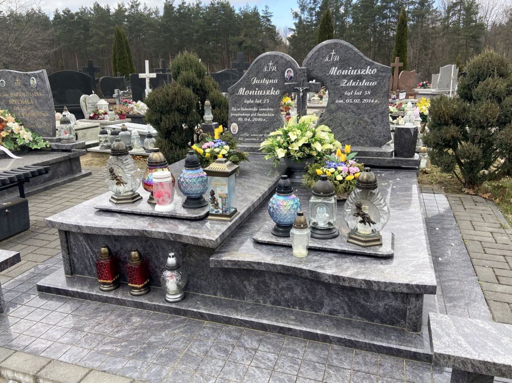 Grób stewardesy Justyny Moniuszko, która zginęła w katastrofie smoleńskiej