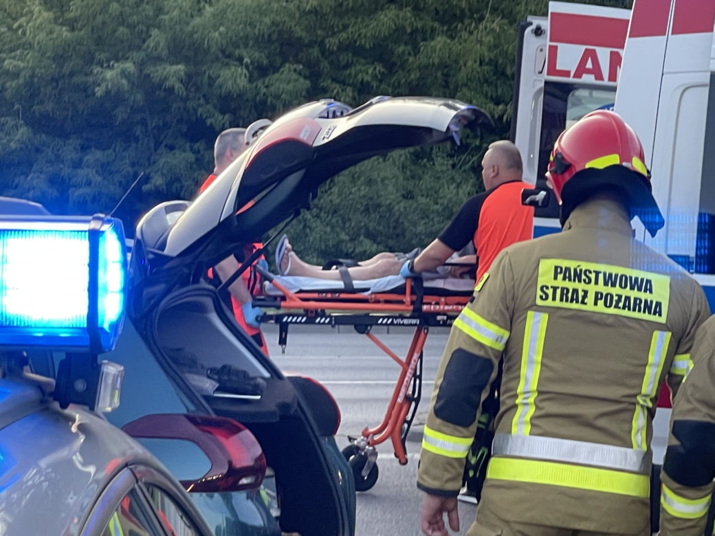 Dramat na Białołęce. Osobówka wjechała pod betoniarkę. W środku było malutkie dziecko