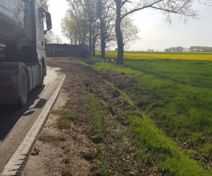 Ciężarówka przewróciła się na jezdnię