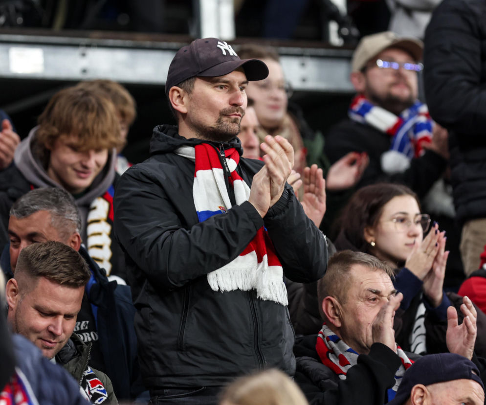 Kibice klaszczący na trybunach Areny Zabrze. O atmosferze na meczu Górnik - Legia przeczytasz na Eska Śląskie.