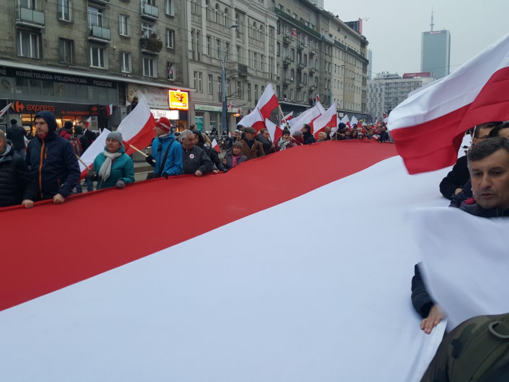 Biało-czerwony marsz na ulicach Warszawy