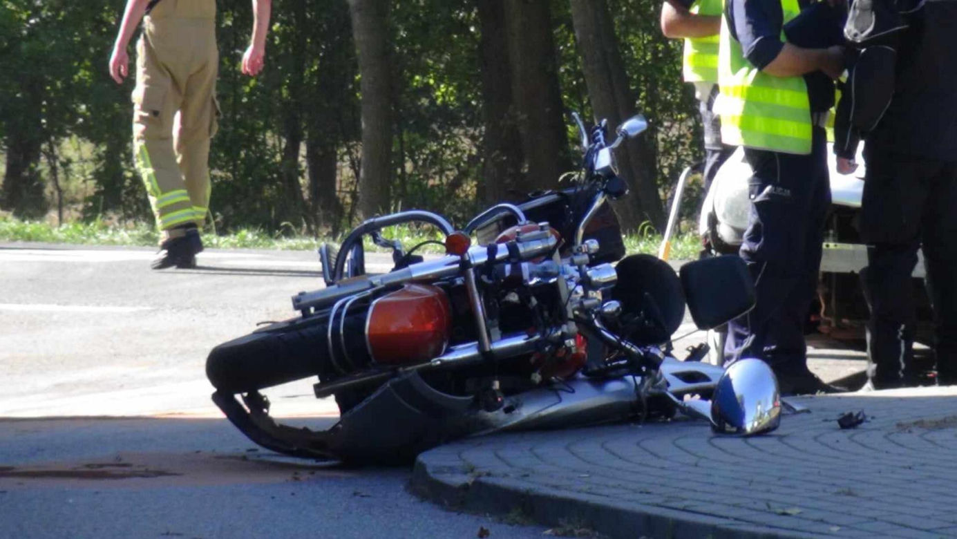Koszmar na skrzyżowaniu w Sowiej Woli. Motocyklista przeleciał nad samochodem i gruchnął o asfalt. Zginął na miejscu