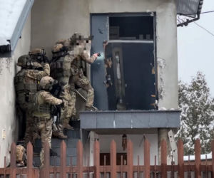 Podwójne zabójstwo na Targówku. Radek J. maczetą bronił się przed kontrterrorystami