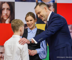 Marta Nawrocka w bufiastych rękawach