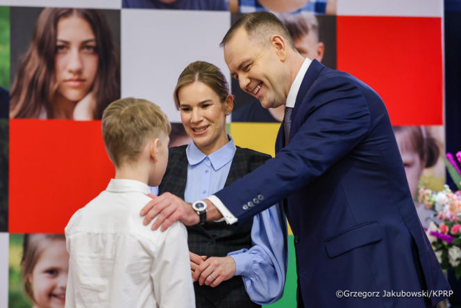 Marta Nawrocka w bufiastych rękawach