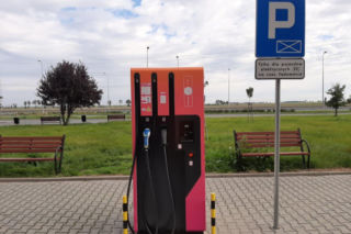 Będą nowe stacje ładowania przy autostradach i ekspresówkach. GDDKiA rozpisało przetarg