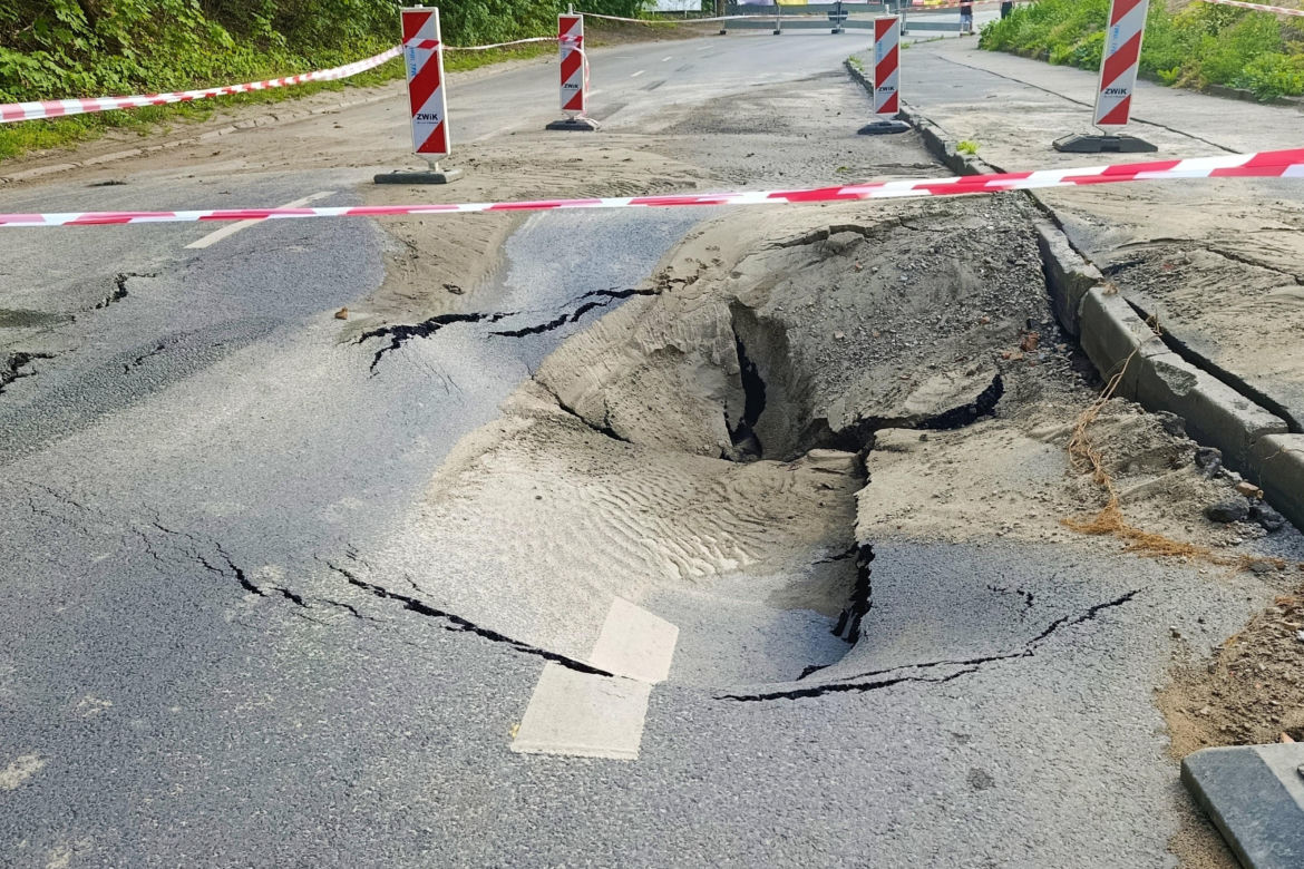 Ulica Starkiewicza zamknięta po awarii wodociągu