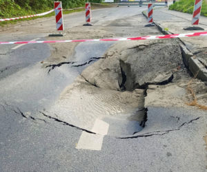 Ulica Starkiewicza zamknięta po awarii wodociągu