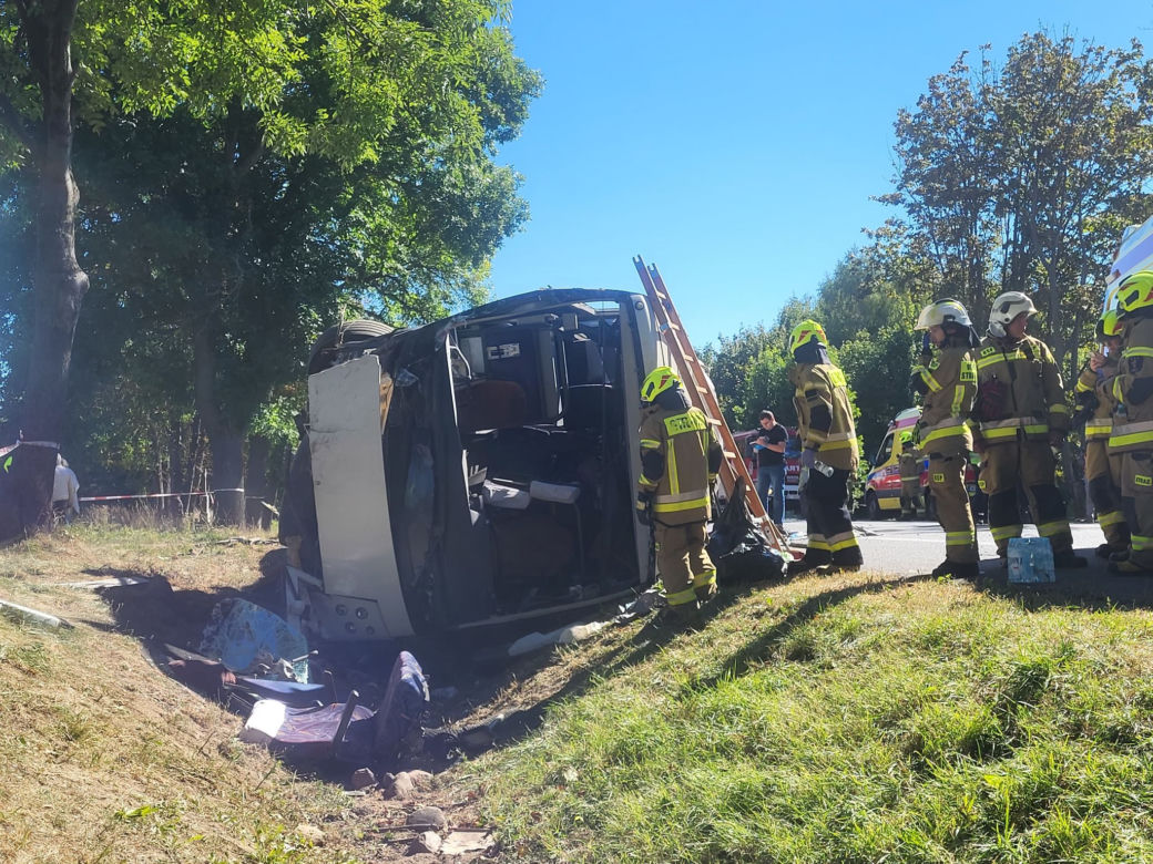 Wypadek autobusu rejsowego w miejscowości Piotrowina pod Kałuszynem. Droga zablokowana! 06.09.2022