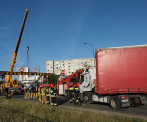 Kolejna ciężarówka rozbiła się przed wiaduktem