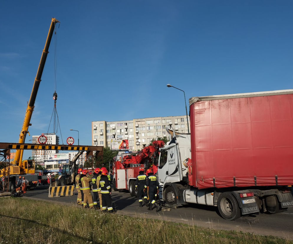 Kolejna ciężarówka rozbiła się przed wiaduktem