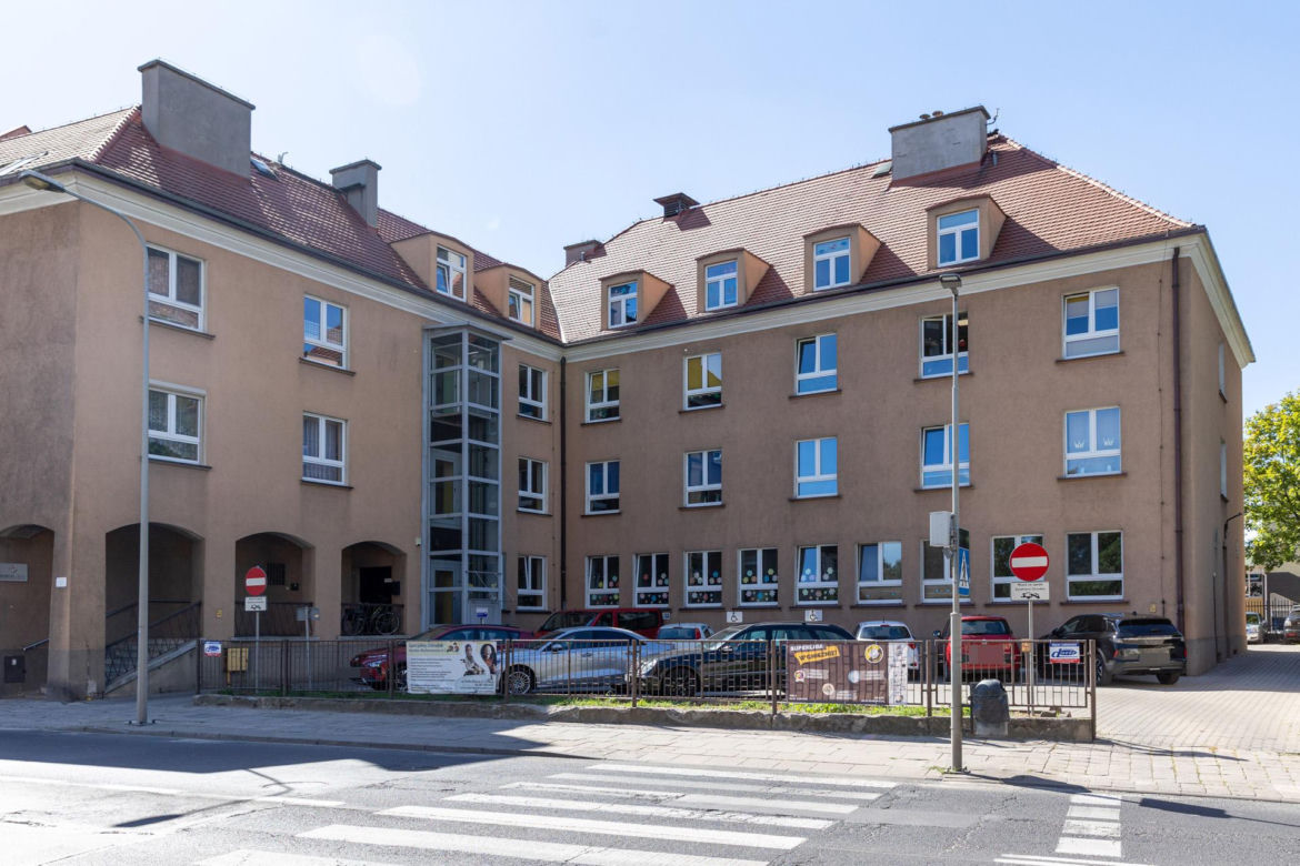11-latek wypadł z okna szkoły w Gnieźnie