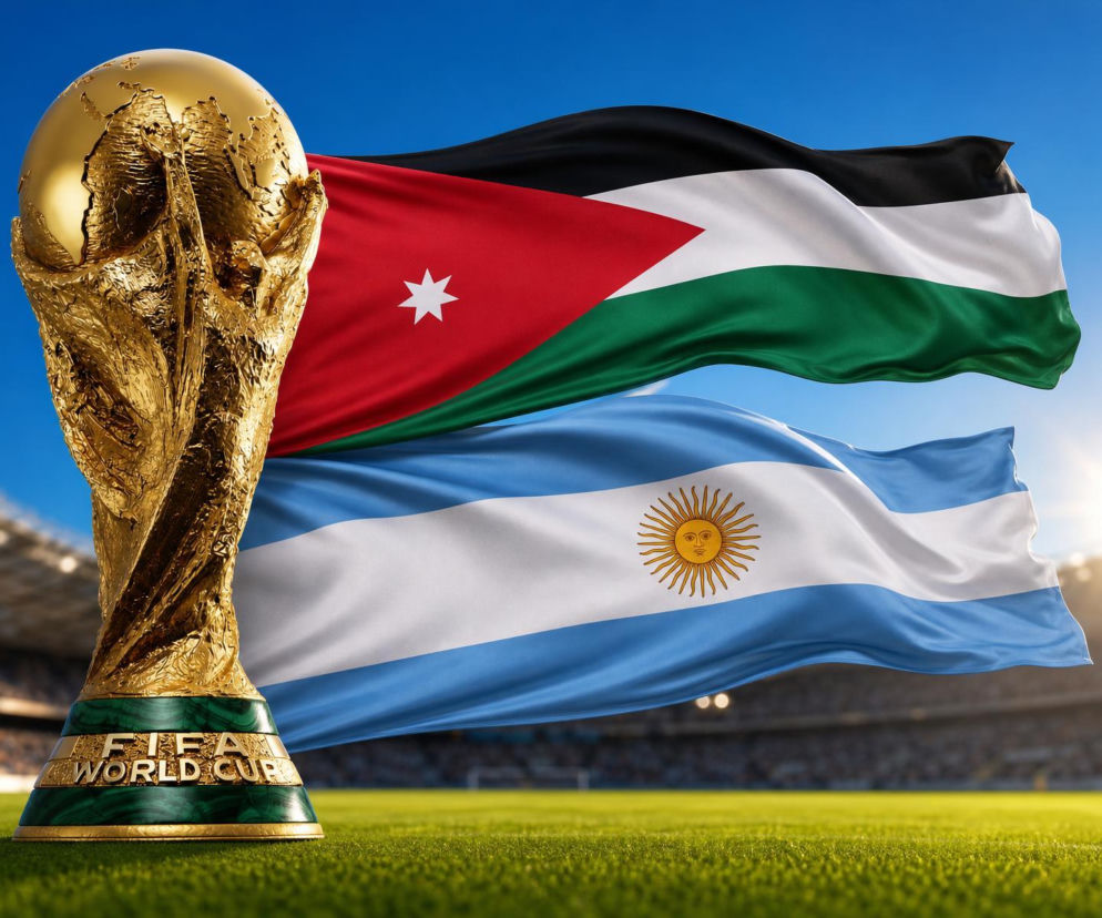 Trofeum Pucharu Świata FIFA na pierwszym planie, z flagami Jordanii i Argentyny dynamicznie powiewającymi w tle na stadionie. Więcej o meczu Jordania-Argentyna na naszym portalu.