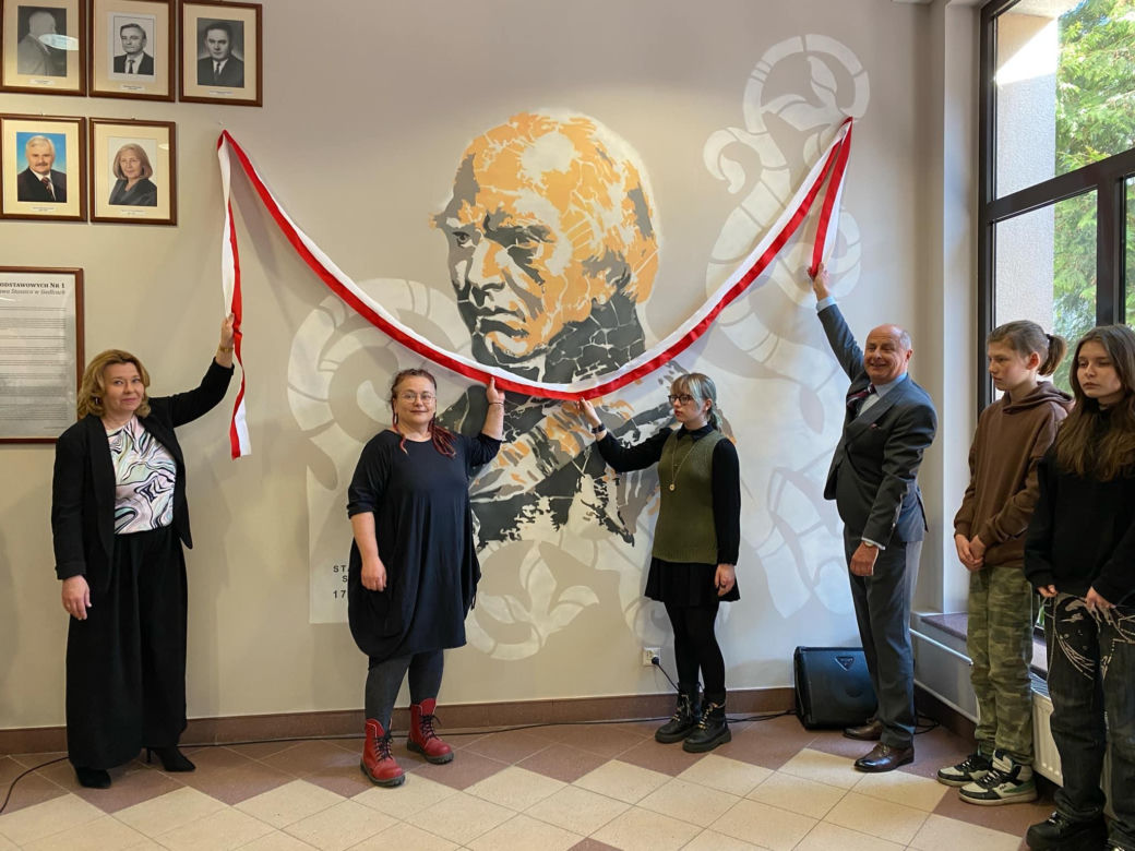 Uczniowie ZSP nr 1 stworzyli mural na ścianach szkoły. Grafika przedstawia patrona placówki