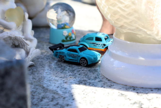 W Wielkanoc na cmentarzu główkę Milanka zmiażdżyła płyta nagrobna. Dramat się nie kończy. Miejsca tragedii strzegą aniołki