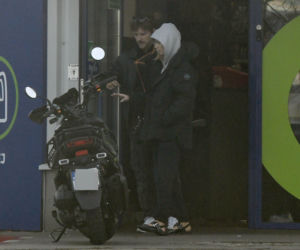 Maciej Musiał najpierw pieści auto, potem dziewczynę