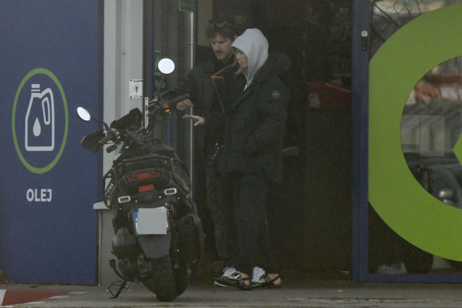 Maciej Musiał najpierw pieści auto, potem dziewczynę