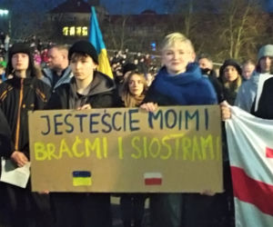 Manifestacja przeciwko wojnie na Ukrainie na placu Solidarności w Szczecinie
