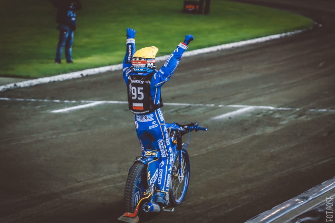 Bartosz Zmarzlik w geście triumfu