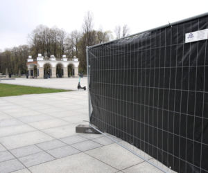 Grodzą Pl. Piłsudskiego potężnym płotem