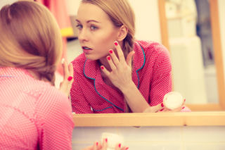 „Złoty standard” odmładzania może spalić skórę. Jeden błąd i zamiast gładkiej cery poczujesz ból