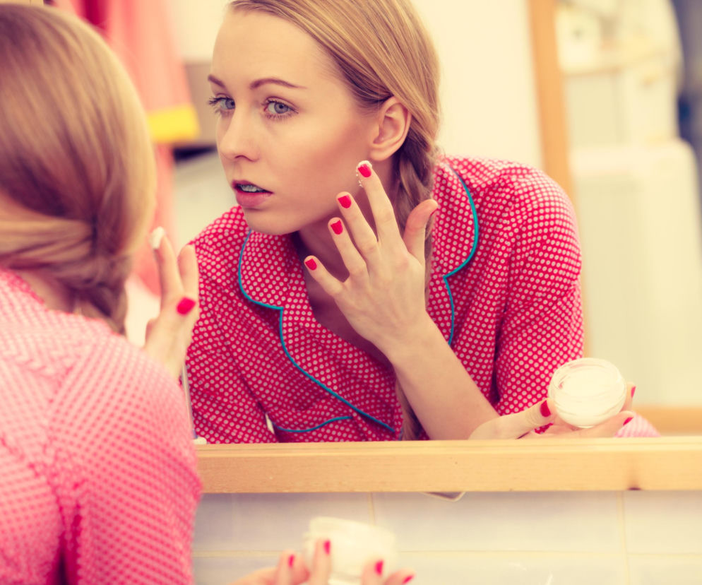„Złoty standard” odmładzania może spalić skórę. Jeden błąd i zamiast gładkiej cery poczujesz ból