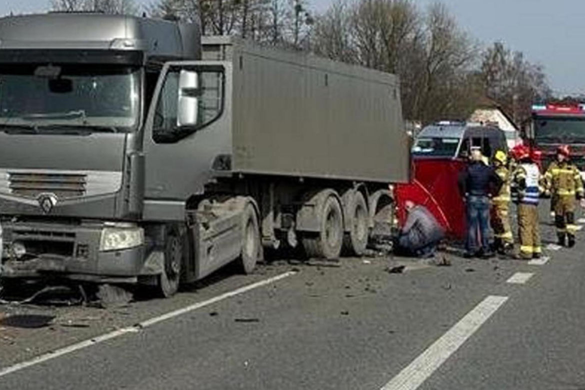 Ustroń. Znany biznesmen zginął w wypadku. Jego mercedes huknął w tira i wyleciał w powietrze. Wśród poszkodowanych kobieta w ciąży [ZDJĘCIA]