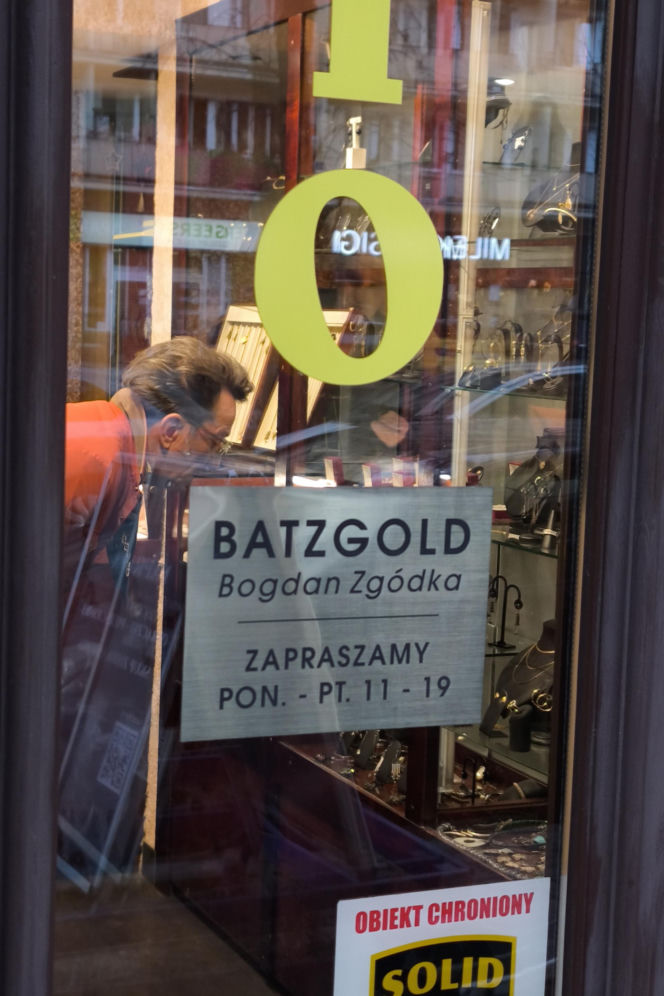 Paweł Wilczak szuka złota w w lombardzie