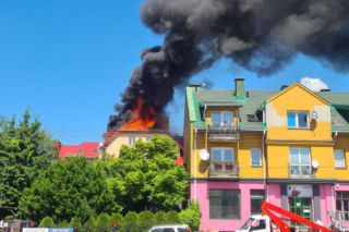 ZGIERZ. Dach płonął jak pochodnia. Życie lokatorów było zagrożone