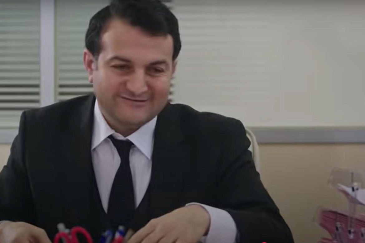 Seher i Yaman podczas wizyty w urzędzie. Już wtedy na ich palcach będą błyszczały obrączki 