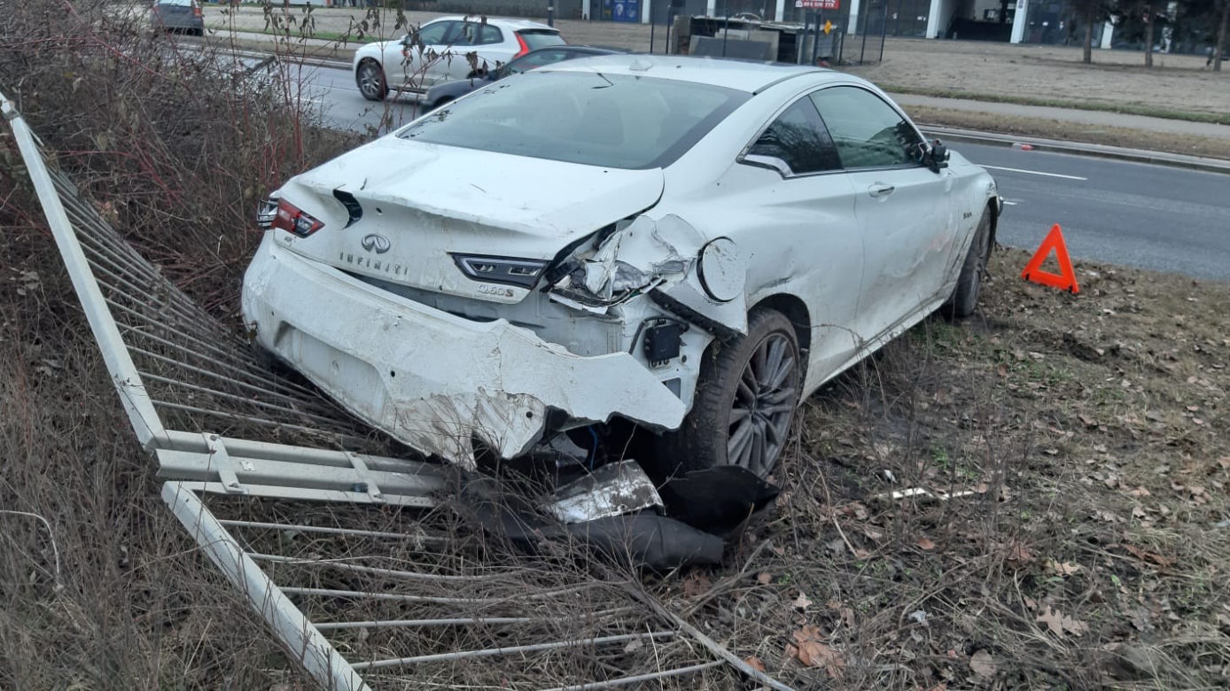 Rozbił sportowe auto i dał nogę. Policja szuka właściciela drogiego auta