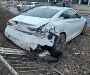 Rozbił sportowe auto i dał nogę. Policja szuka właściciela drogiego auta