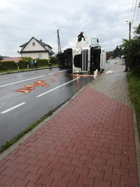 Wypadek w Tymowej. Ciężarówka przewróciła się na bok i zablokowała drogę