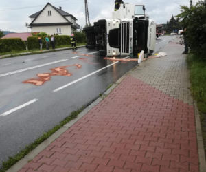 Wypadek w Tymowej. Ciężarówka przewróciła się na bok i zablokowała drogę
