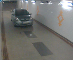 AUTO W TUNELU DLA PIESZYCH [ZDJĘCIA]