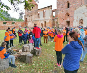 Pomarańczowi rowerzyści najechali zamek w Szymbarku