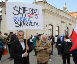Śmierdzi to ruską skarpetą. Tłum przed Pałacem Prezydenckim po wecie Nawrockiego