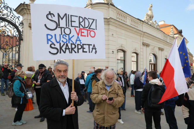 „Śmierdzi to ruską skarpetą!” Gorąco w Warszawie! Wielki protest na Krakowskim Przedmieściu