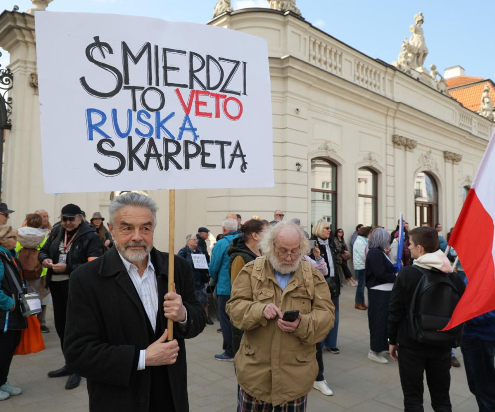 Śmierdzi to ruską skarpetą. Tłum przed Pałacem Prezydenckim po wecie Nawrockiego