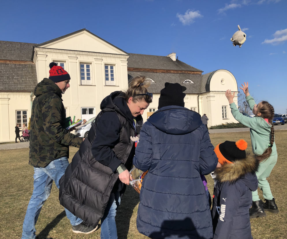 Solidarni z Ukrainą: pierwsze paczki trafiły do potrzebujących! Relacja z granicy 