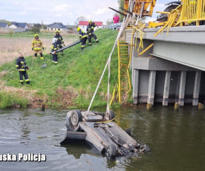 Pijany kierowca przebił barierki i spadł z mostu do rzeki